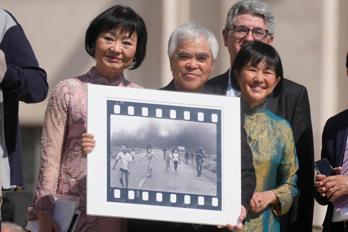 Retired AP photographer Ut gives pope ‘Napalm Girl’ photo