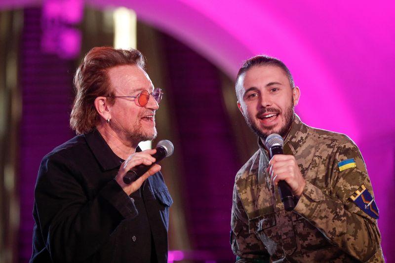 U2’s Bono gives ‘freedom’ concert in Kyiv metro