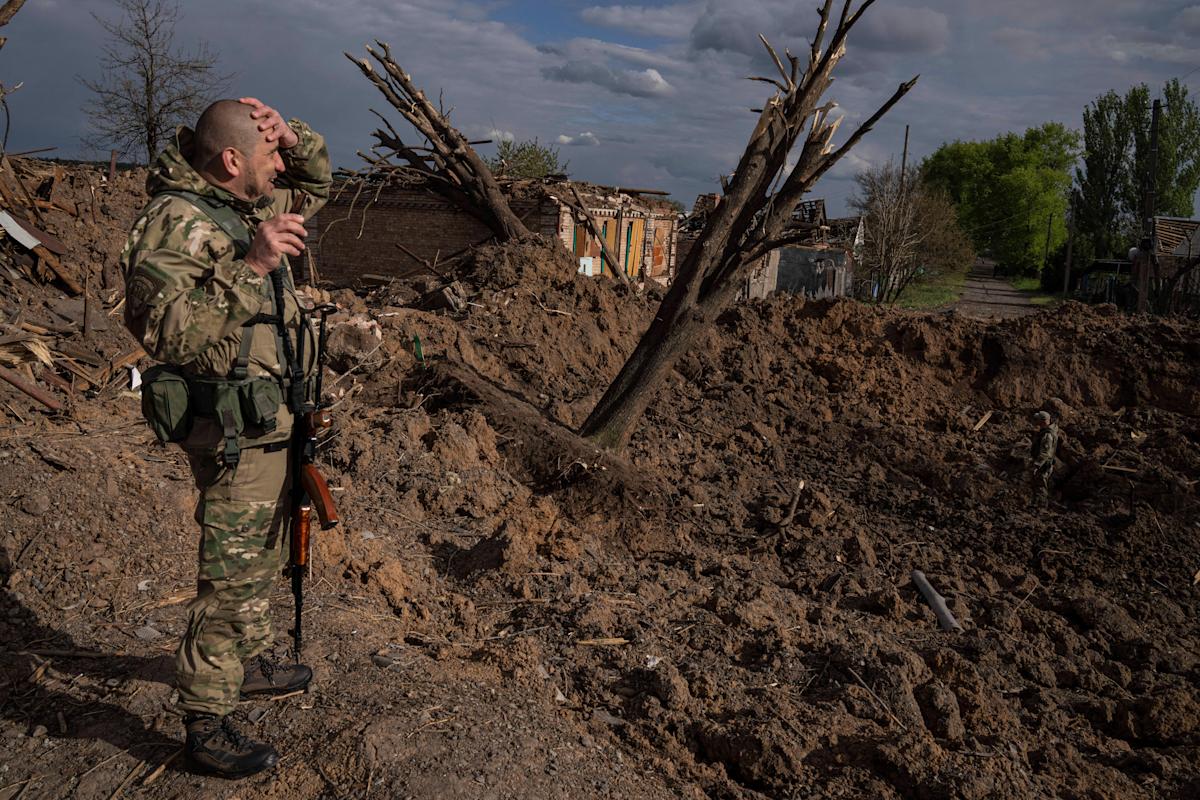 Ukrainians make gains in east, hold on at Mariupol mill