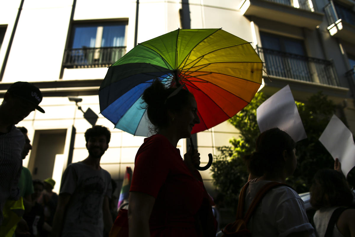 Arrests in Istanbul as LGBTQ marchers try to defy Pride ban