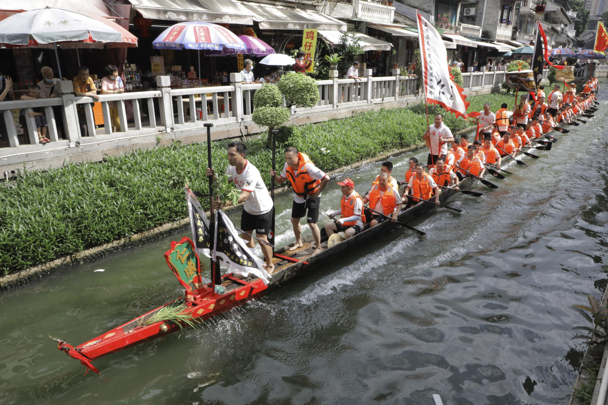 As COVID retreats, dragon boat tradition back in south China