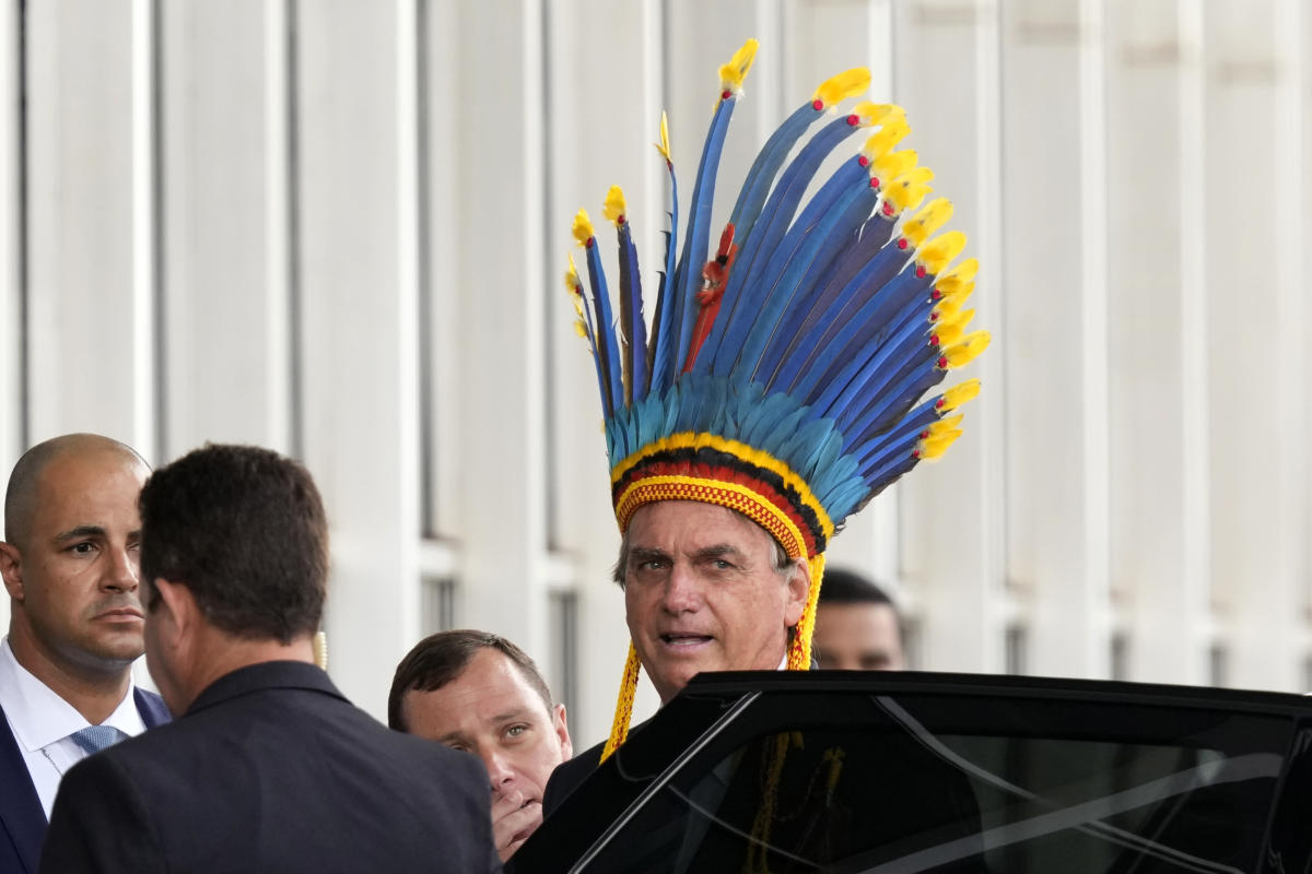 Bolsonaro using medals to celebrate allies, family, himself