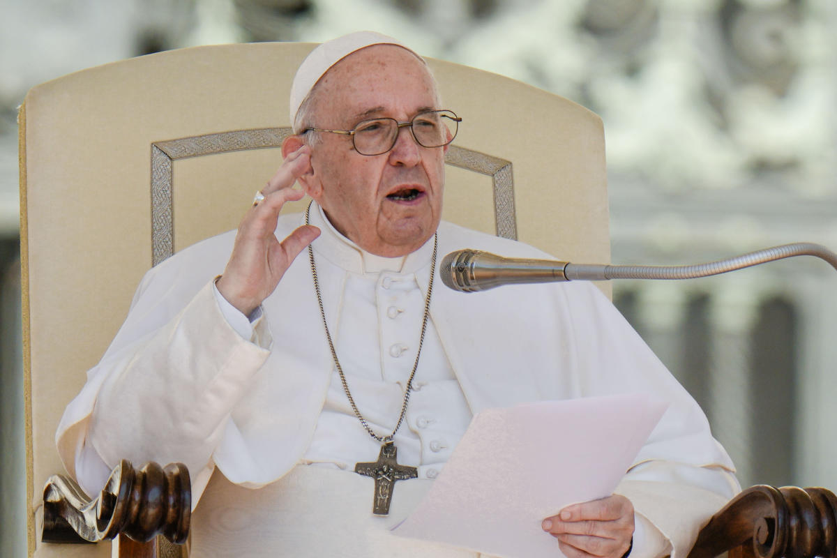 Holocaust memorial chairman thanks pope for opening archives