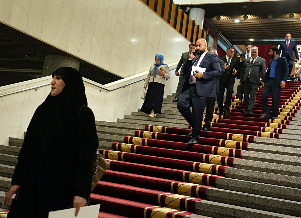 Iraq parliament swears in new members after walkout of 73