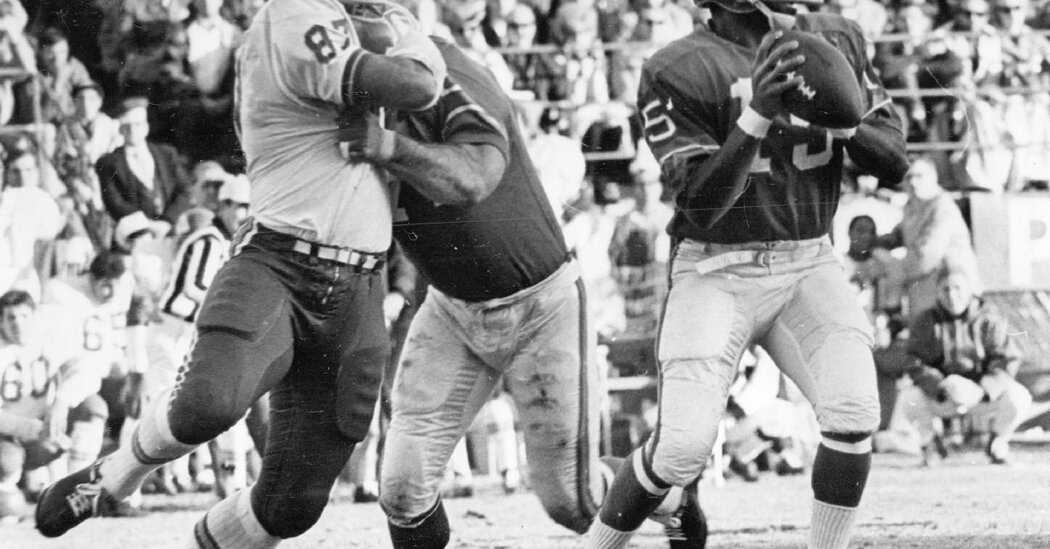 Marlin Briscoe, Pioneering Black Quarterback, Dies at 76