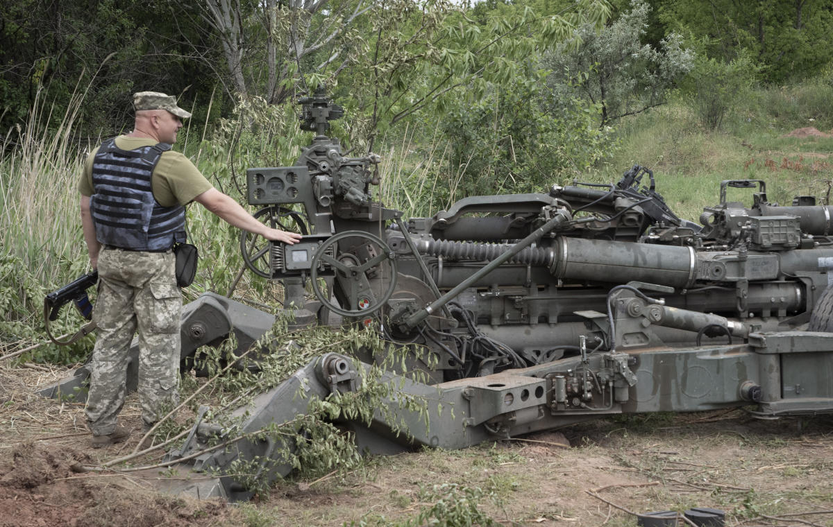 Russians advance on war’s front line in eastern Ukraine