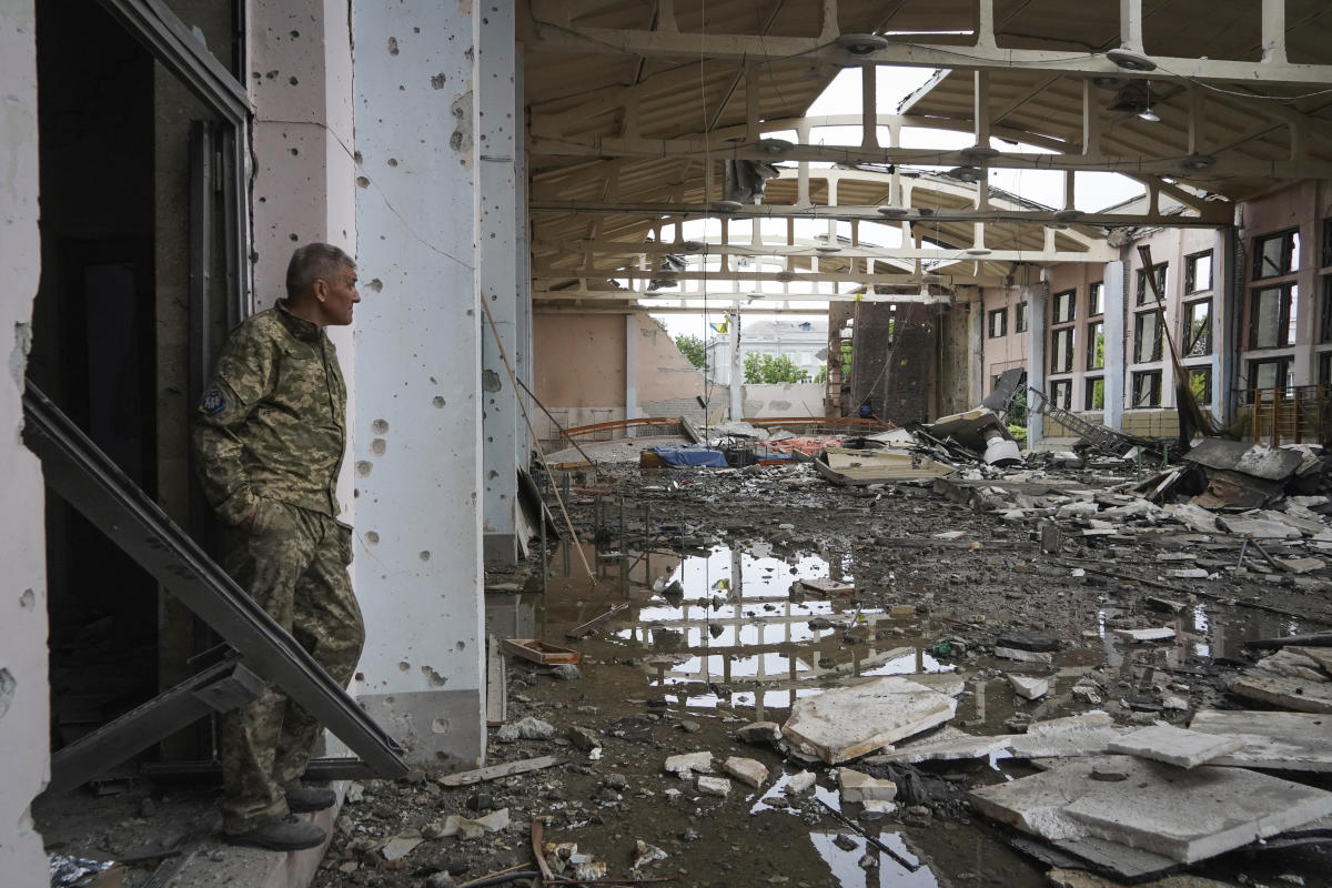 Ukrainian army leaving battered city for fortified positions