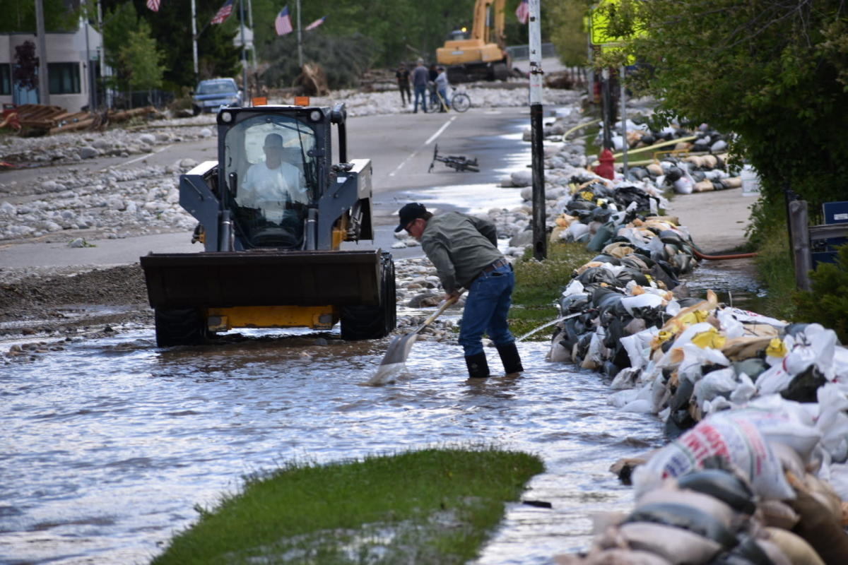 Yellowstone flooding forces 10,000 to leave national park