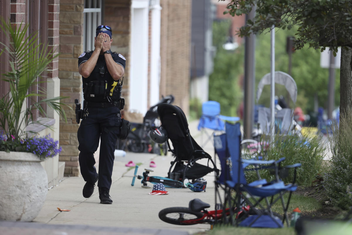 6 dead, 24 wounded in shooting at Chicago-area July 4 parade