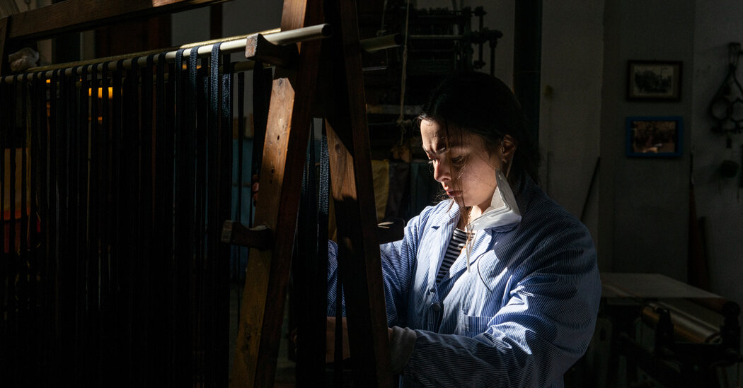 A Glimpse Inside a Florentine Silk-Weaving Workshop