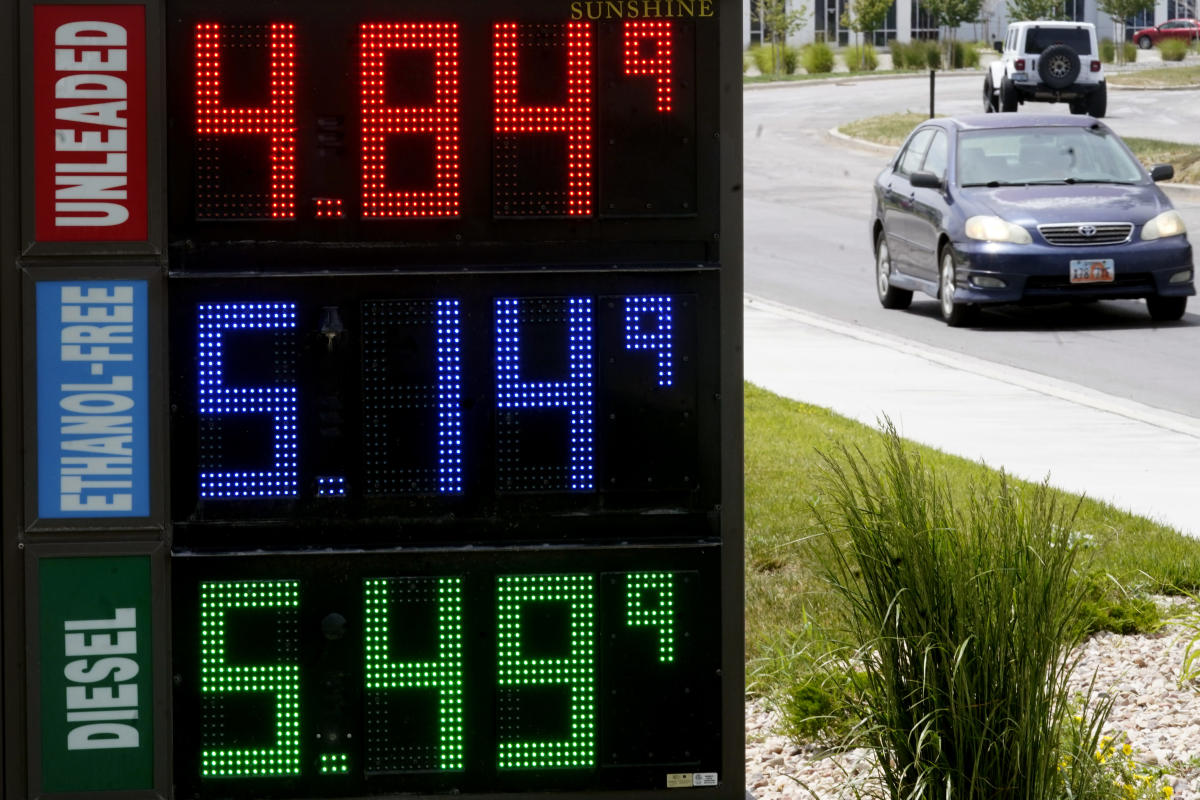 Average US gasoline price falls 19 cents to .86 per gallon