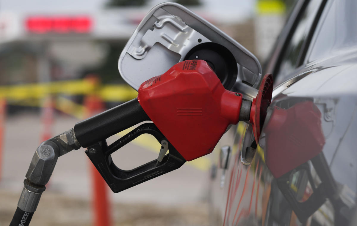 Average US gasoline price falls 32 cents to .54 per gallon