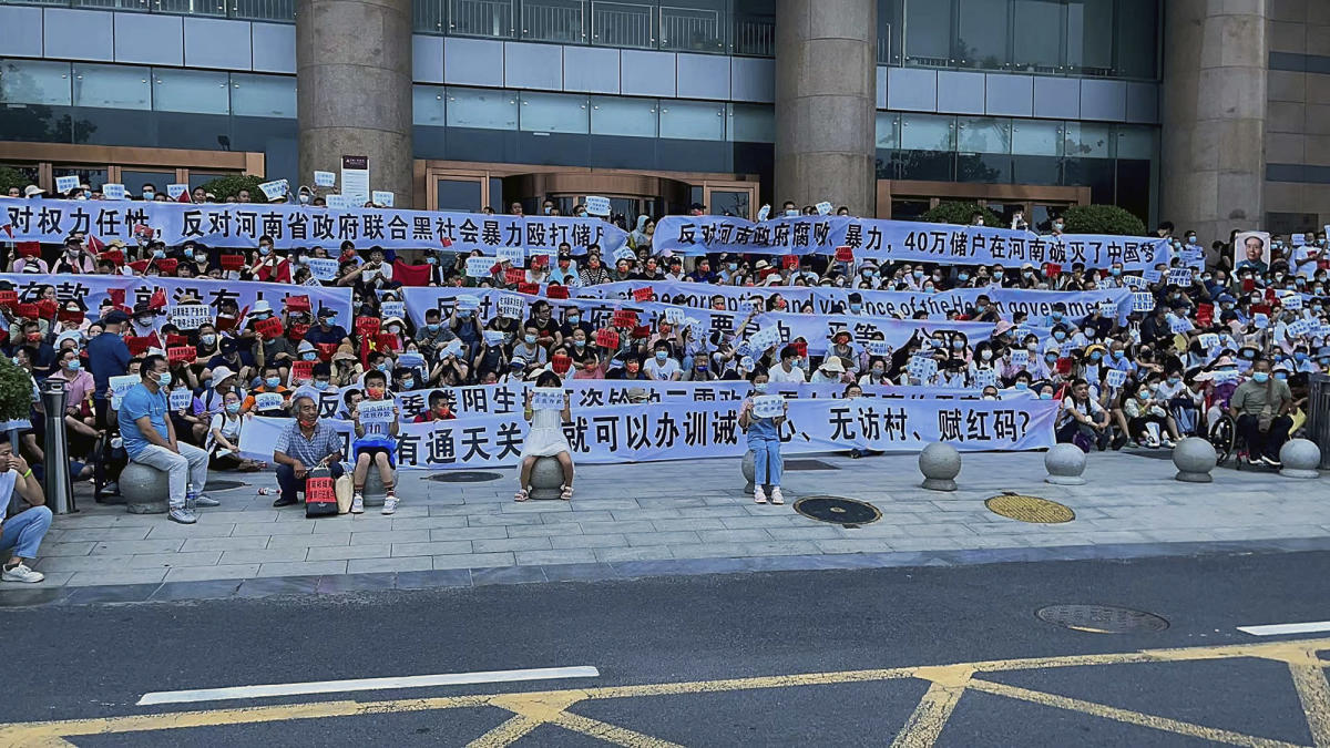 Chinese bank depositors face police in angry protest