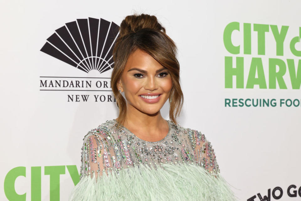 Chrissy Teigen marks 1 year without alcohol: ‘I feel really good’