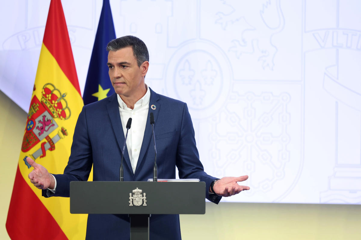 Ditch the necktie: Spain’s leader backs conserving energy