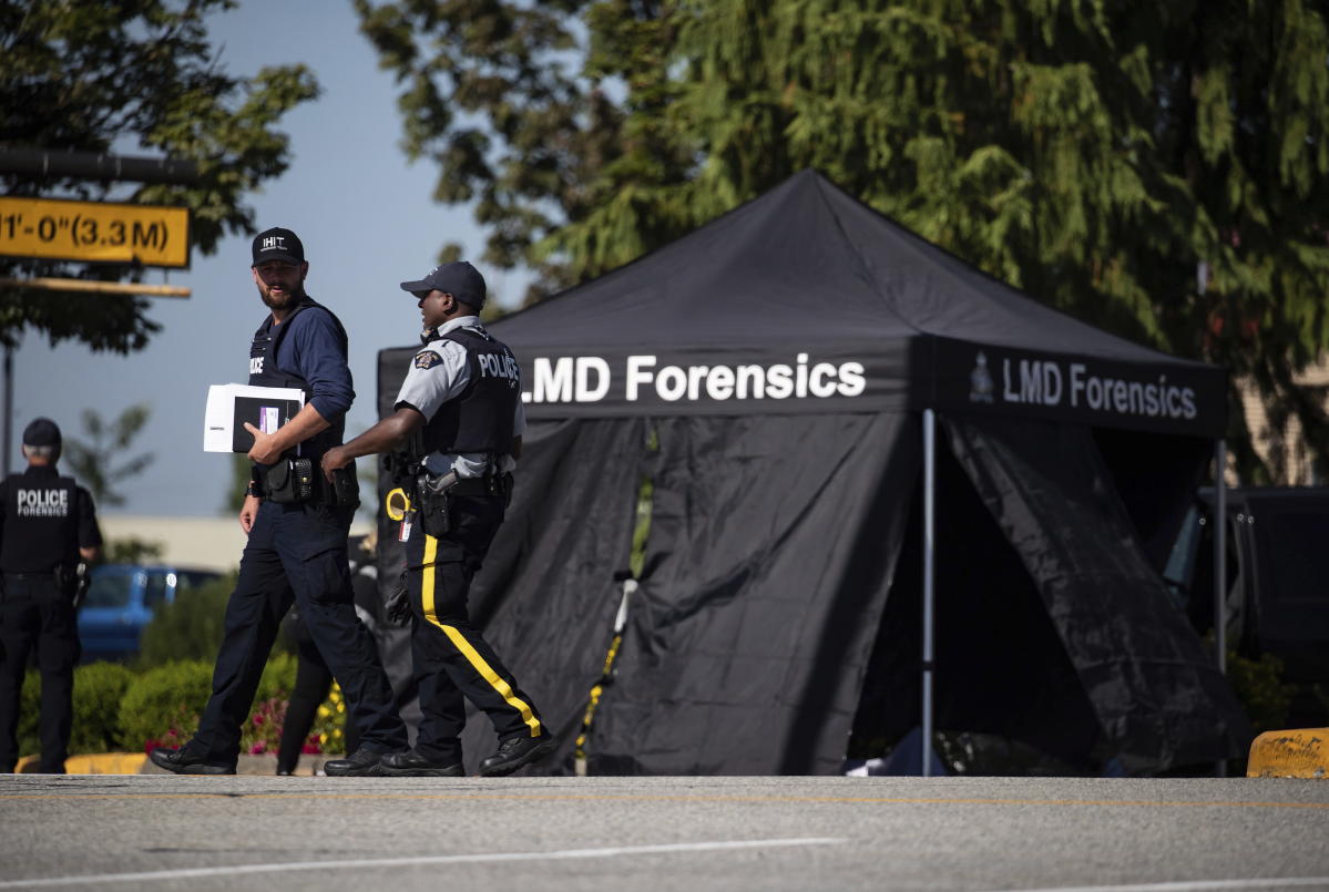 Gunman slain after rampage kills 2, hurts 2 near Vancouver