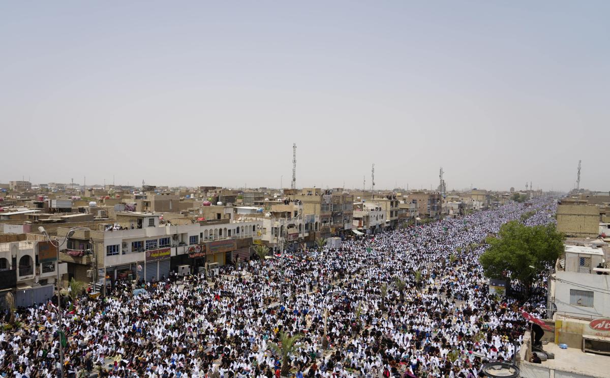 Iraqis arrive to mass prayer in cleric’s show of power