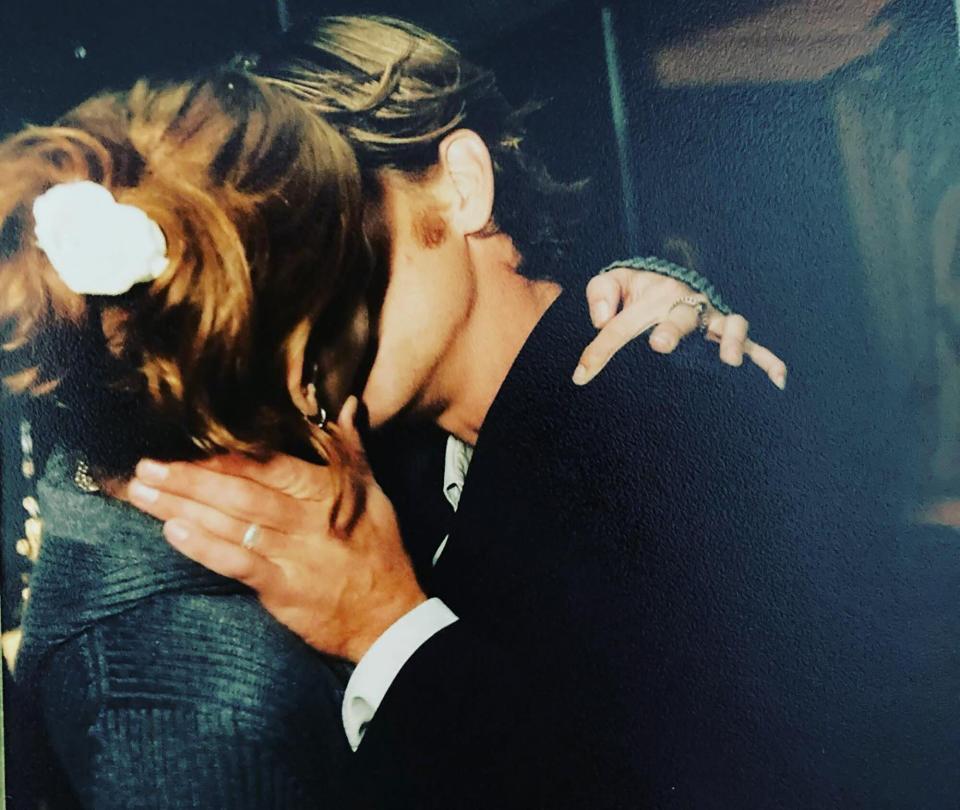 Julia Roberts Posts ‘Can’t Stop Kissing’ Pic to Celebrate 20th Anniversary with Danny Moder