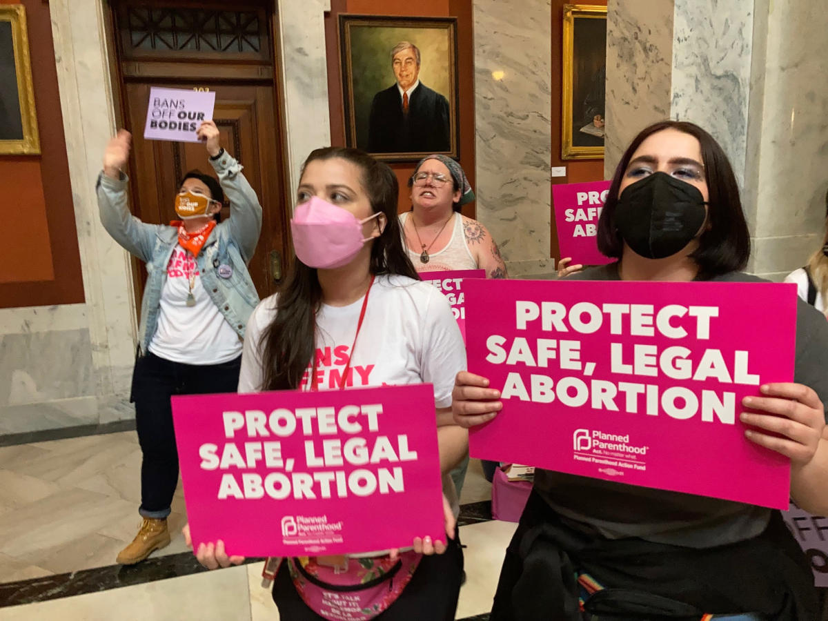 Kentucky judge extends block of state’s abortion ban