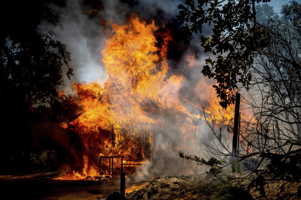 Thousands ordered to flee California wildfire near Yosemite