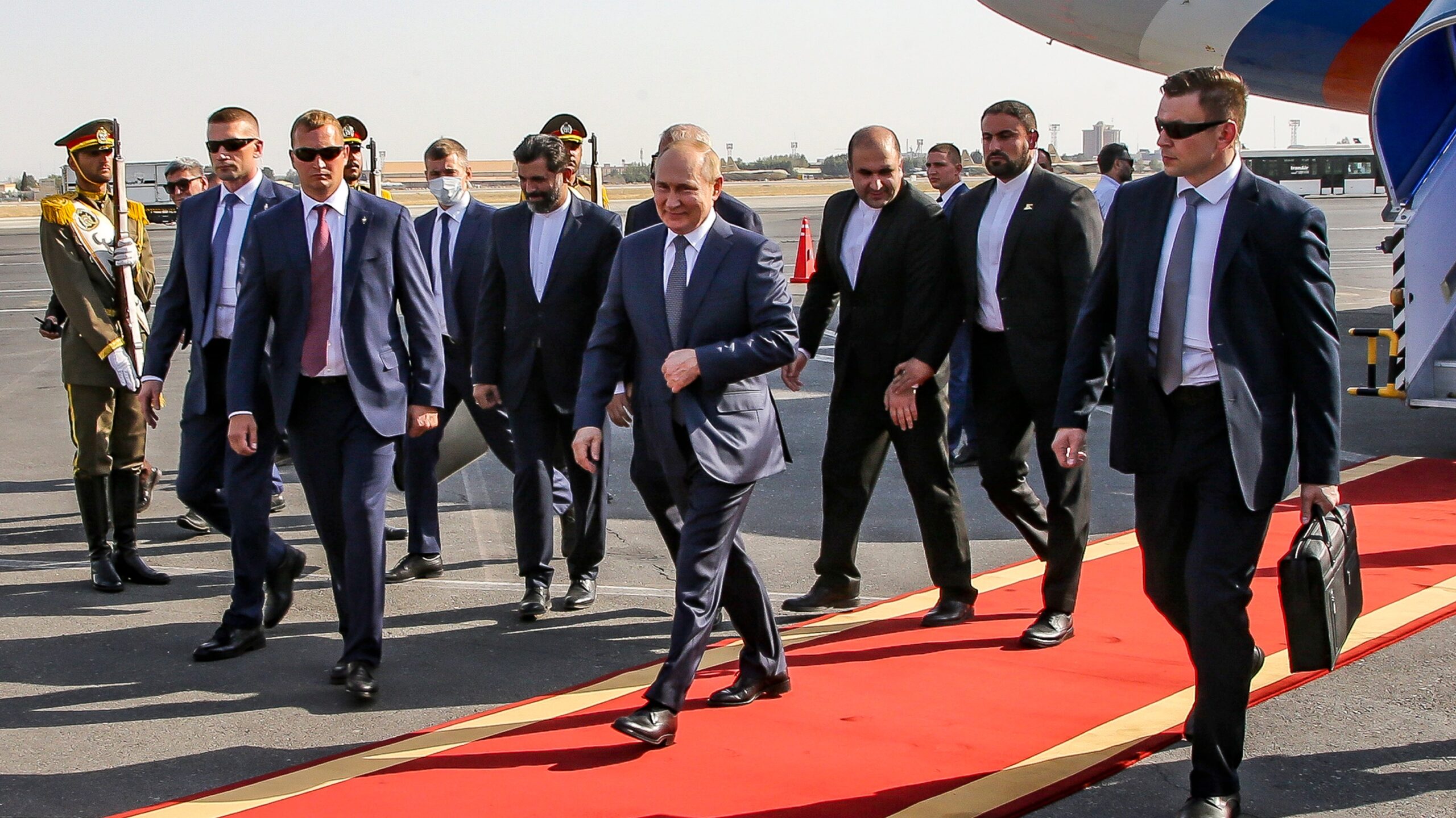 Fact check: Photo of guards saluting Vladimir Putin was taken in Russia, not South Africa