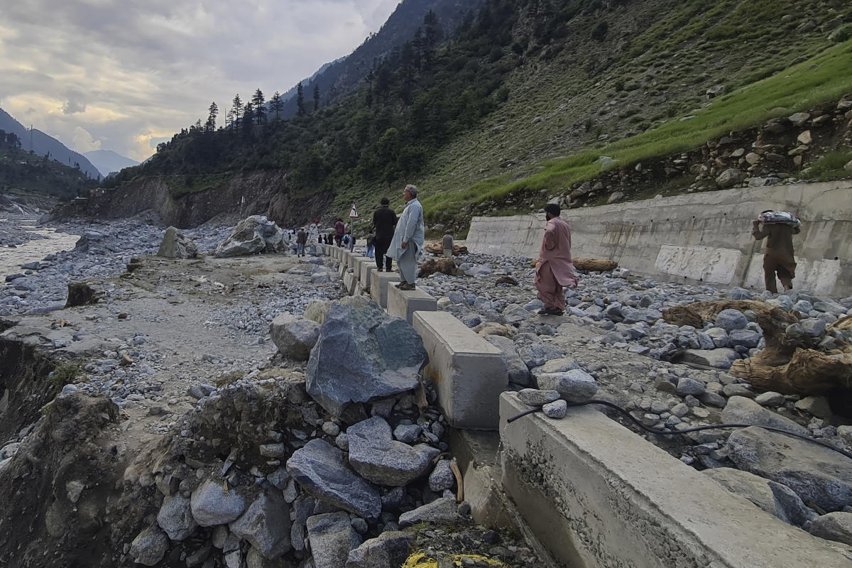 In Pakistan, fears of waterborne diseases as floods recede