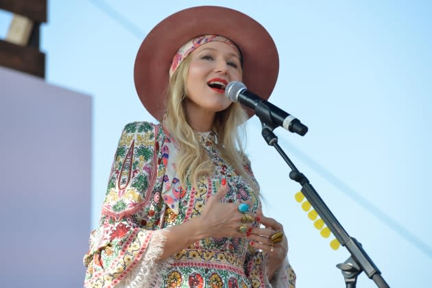 Jewel Says ‘Everybody Is Safe’ After Tour Bus Catches on Fire