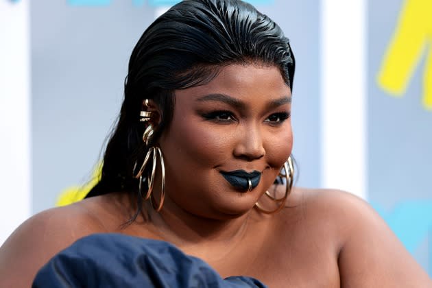 Lizzo Appears to Reference Comedian Aries Spears’ Fat-Shaming Comments in VMAs Speech: “B****, I’m Winning”