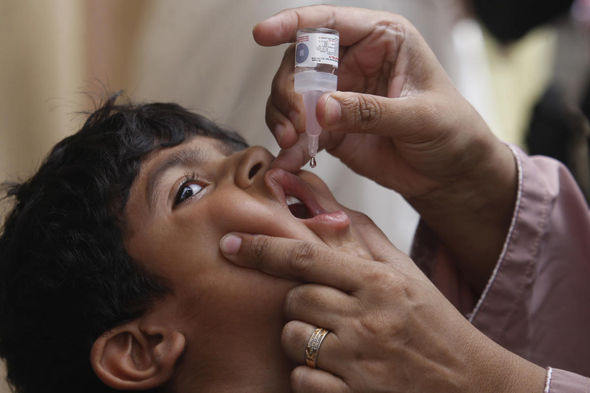 London kids to be offered polio shot after more virus found