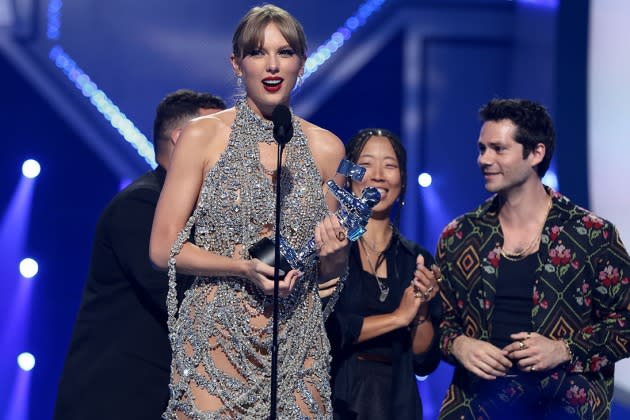 MTV Video Music Awards: Taylor Swift Sets Records With Video of the Year Win, Announces New Album