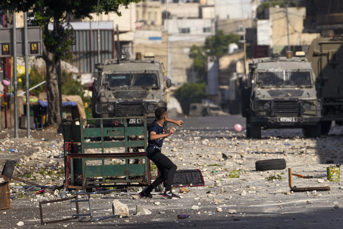 Palestinians: Israeli troops kill 3 militants in West Bank