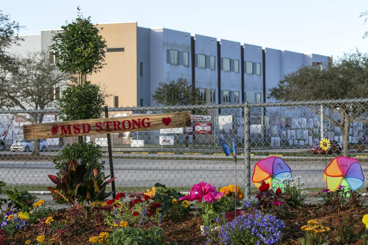 Parkland jury gets rare view of bloody school massacre site