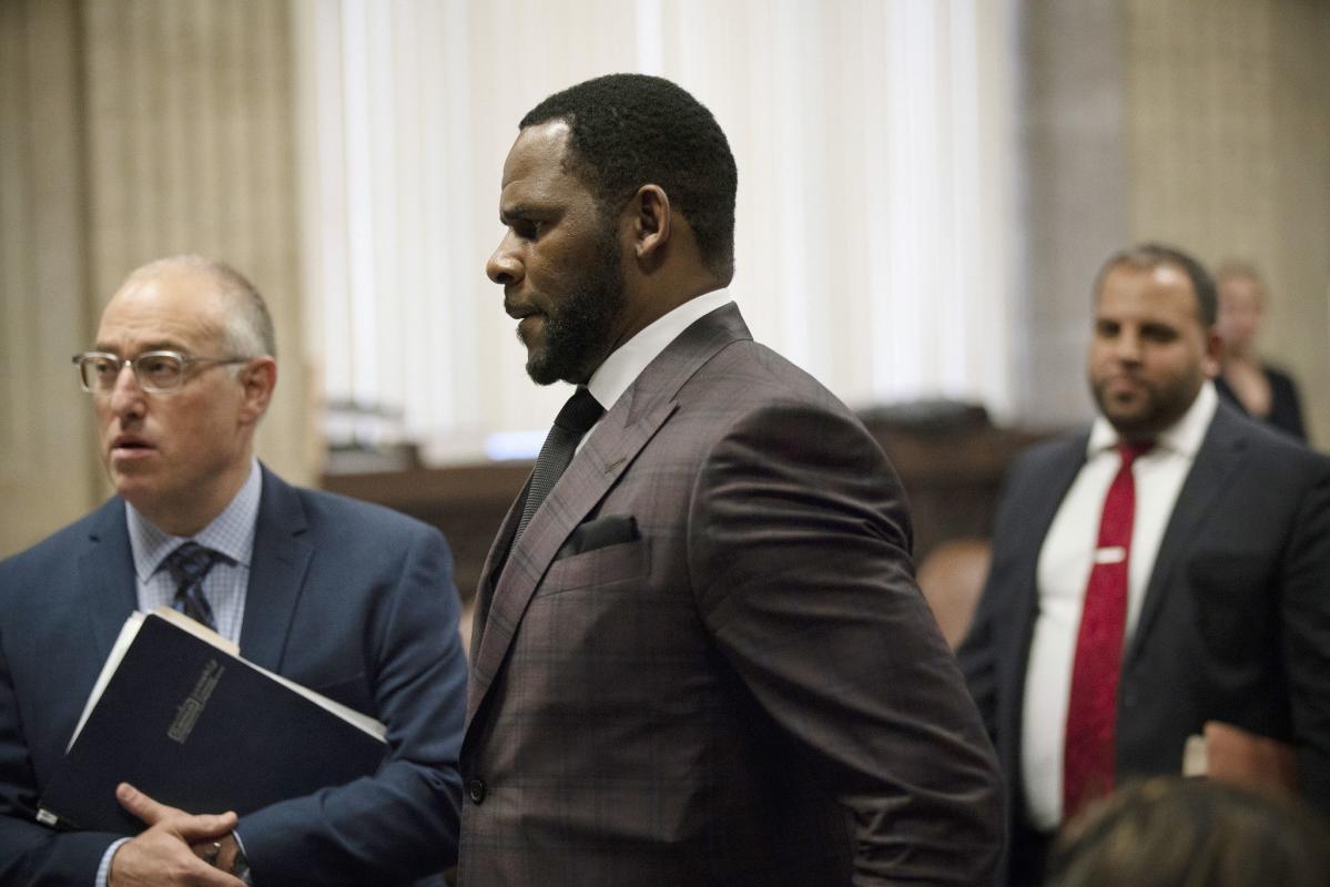 R. Kelly opening statements begin with prosecutors alleging singer had sex with children and attempted a cover-up with his co-defendants before Cook County trial