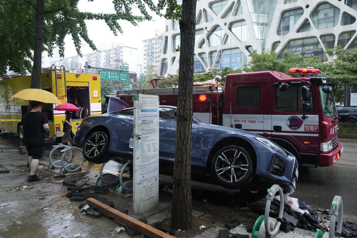 Rains in S. Korea turn Seoul’s roads to rivers, leave 8 dead