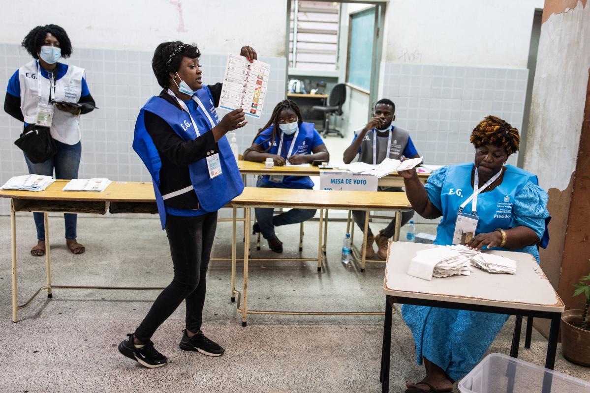 Vote Count Begins in Cliffhanger Angolan Presidential Poll