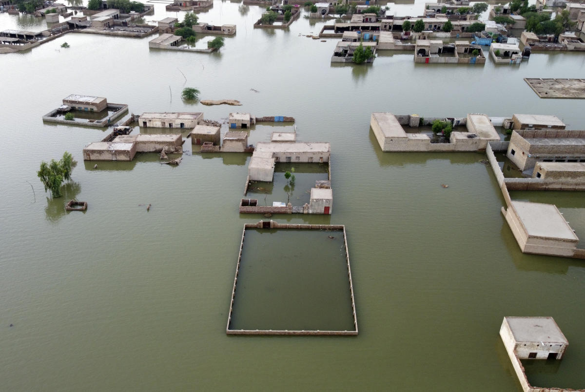 Aid pours into Pakistan; deaths from floods cross 1,200 mark