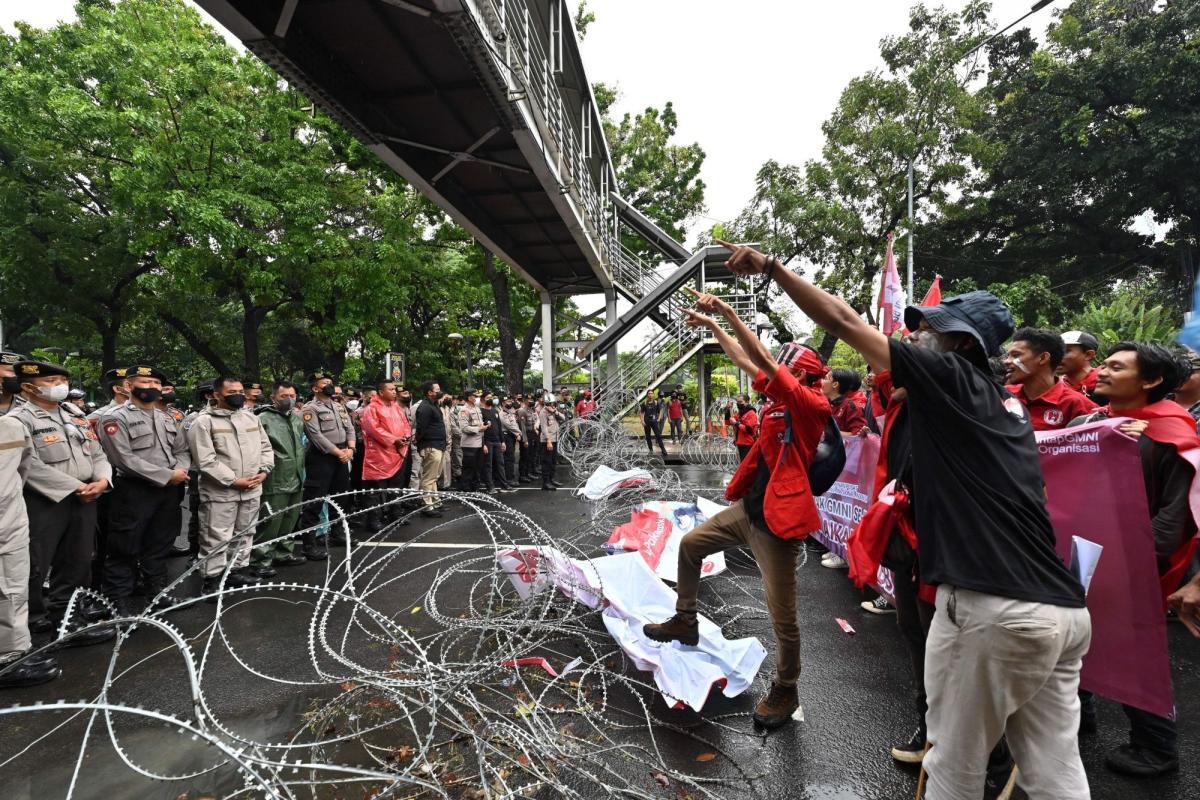 Jokowi’s Popularity Drops Over Fuel Price Hikes in Indonesia