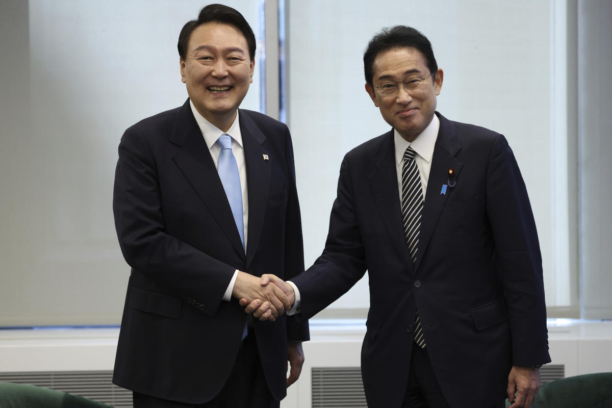 Leaders of S. Korea, Japan agree to strive to improve ties