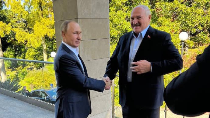 Lukashenko goes to see Putin to talk about “difficult times”