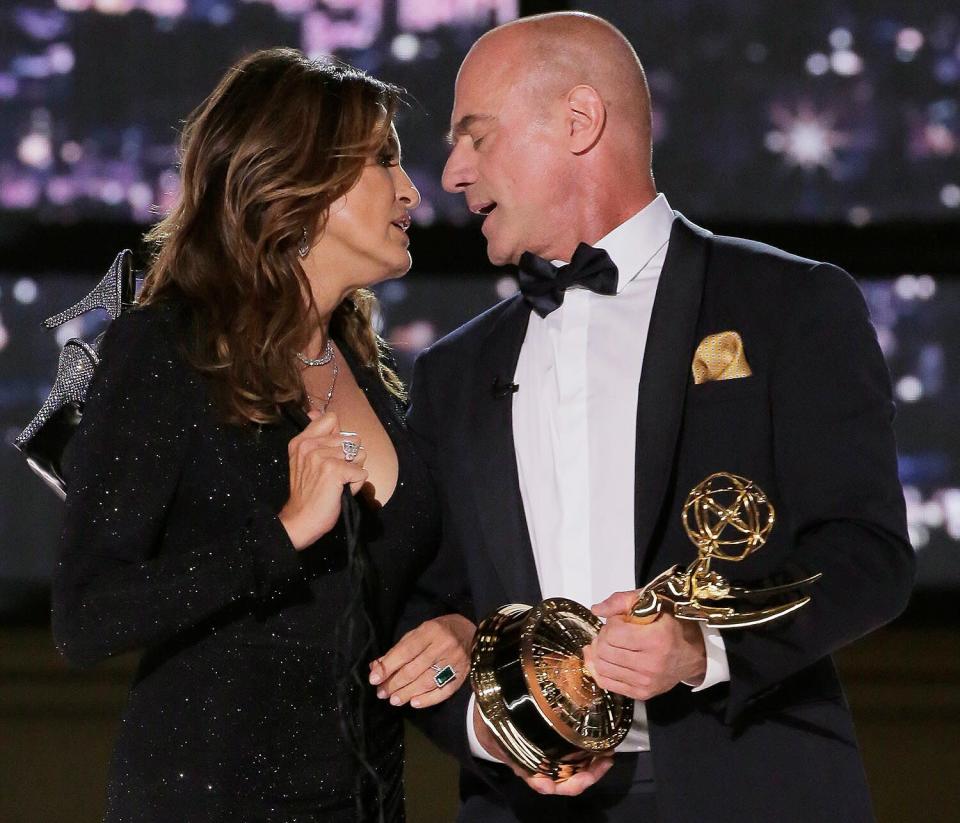 Mariska Hargitay and Christopher Meloni Fight Off a Thief — and Nearly Kiss — at 2022 Emmys