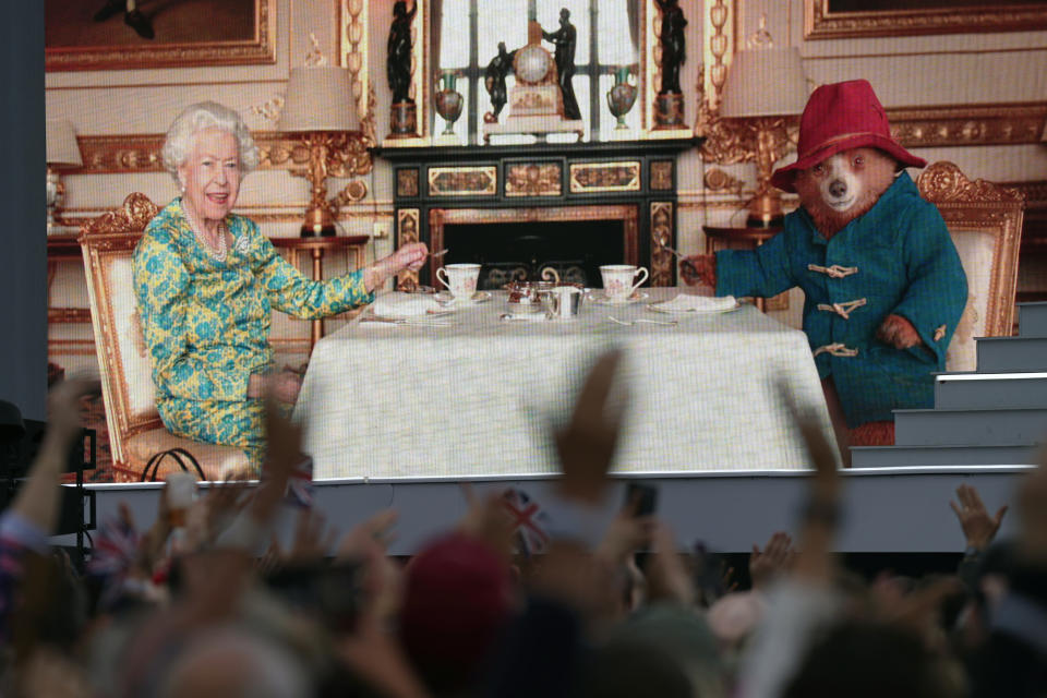 Paddington’s perfect tribute to the Queen goes viral