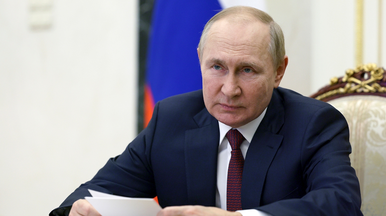 Putin annexes four Ukrainian territories in escalatory move