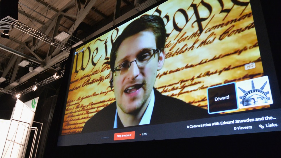 Putin grants Snowden Russian citizenship