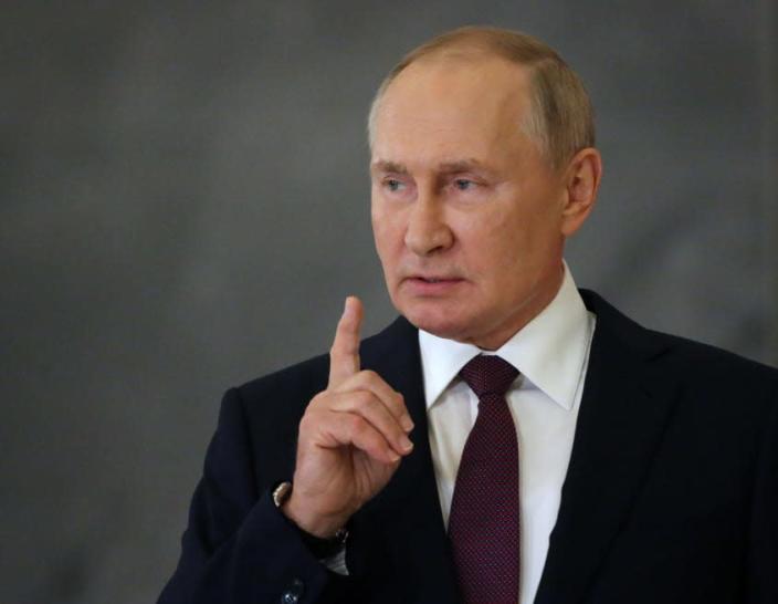 Putin ramps up conscription, cracks down on dissent