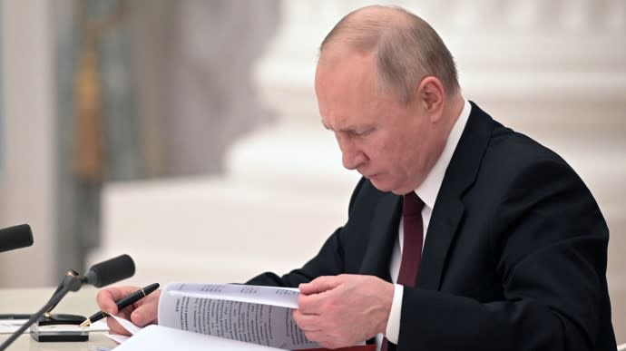 Putin signs law stipulating ten years behind bars for desertion and surrender