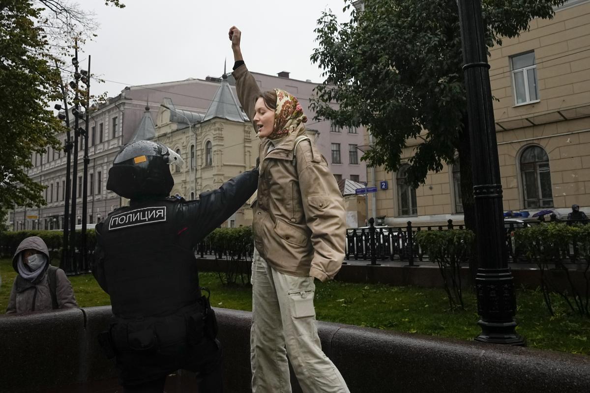 Russian police block mobilization protests, arrest hundreds