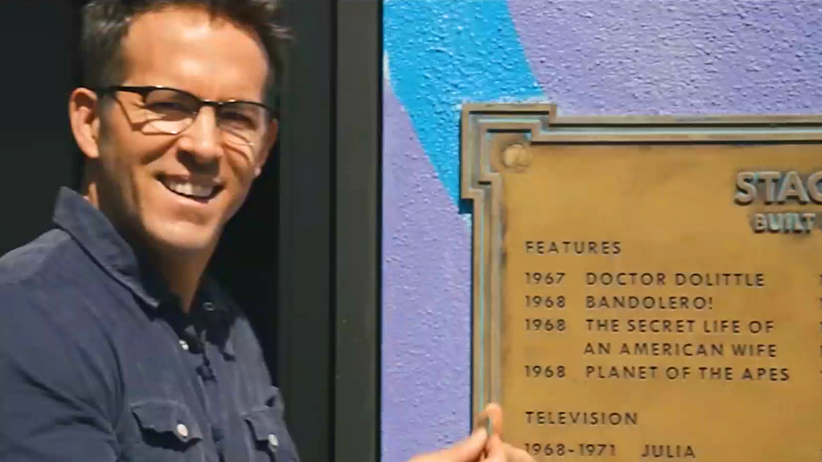 Ryan Reynolds accidentally breaks ‘Two Guys, a Girl and a Pizza Place’ plaque at Fox Studio lot