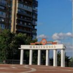 Schoolchildren forced to take pictures with Putin portrait in occupied Melitopol