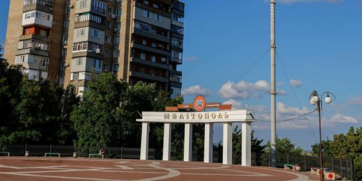 Schoolchildren forced to take pictures with Putin portrait in occupied Melitopol