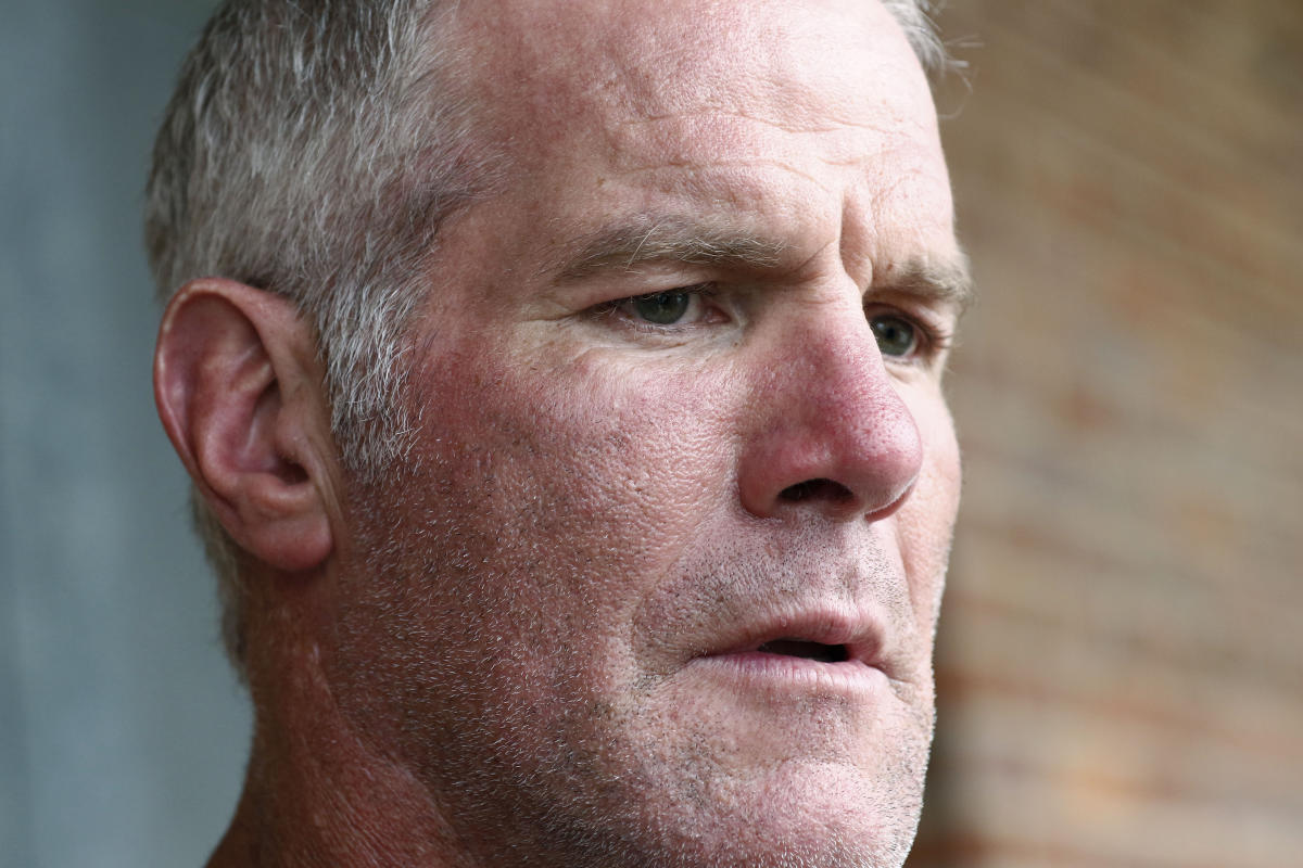 Text messages link Favre, welfare money, volleyball facility